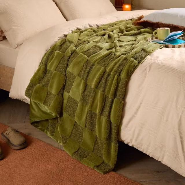Furn Faux Fur Boucle Checked Throw in Green, W: 140 cm, D: 180 cm – 1