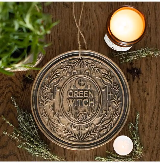 KDMD Green Witch Bronze Effect Terracotta Ceramic Hanging Wall Plaque – 1