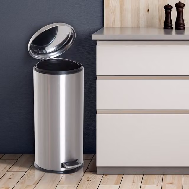 HOMCOM Stainless Steel Pedal Bin with Soft Close and Removable Inner Bucket, Black and Silver Tone