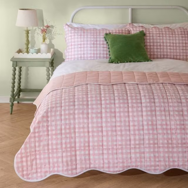 Furn Scalloped Quilted Bedspread in Pink, Double – 1