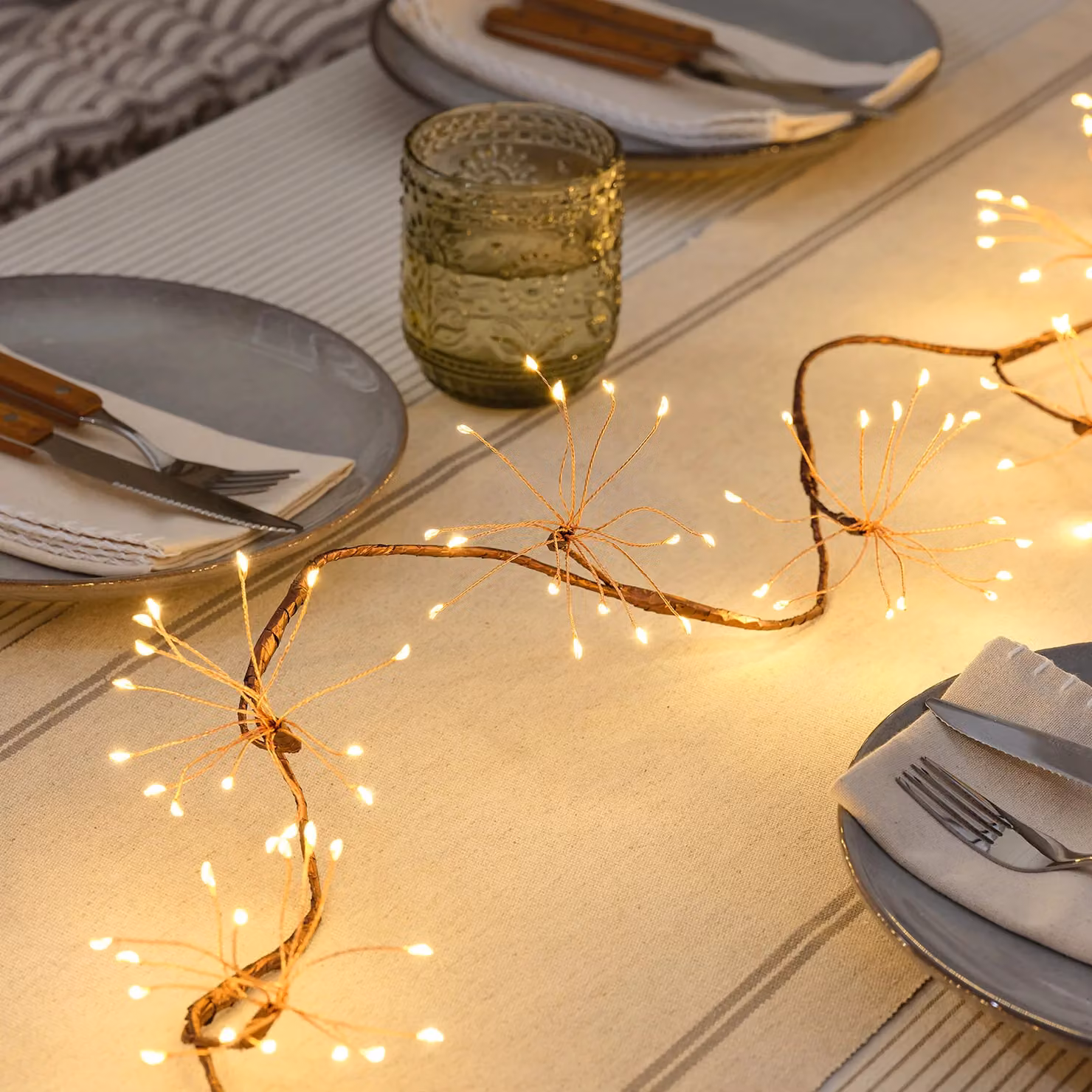 Lights4fun Gold Starburst Micro LED Cluster Garland with Warm White LEDs, Battery Operated, IP44 Rated for Indoor and Outdoor Use – 1
