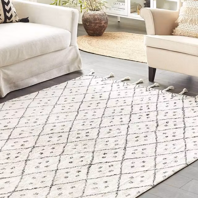Wyld and Coco Oriental Cotton Rug in White and Black with Geometric Pattern and Tassels, W: 140 cm, D: 200 cm