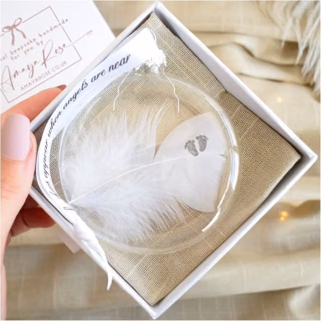 Amaya Rose Ltd In Memory of Baby Round Glass Bauble with Feather Design in Clear and White
