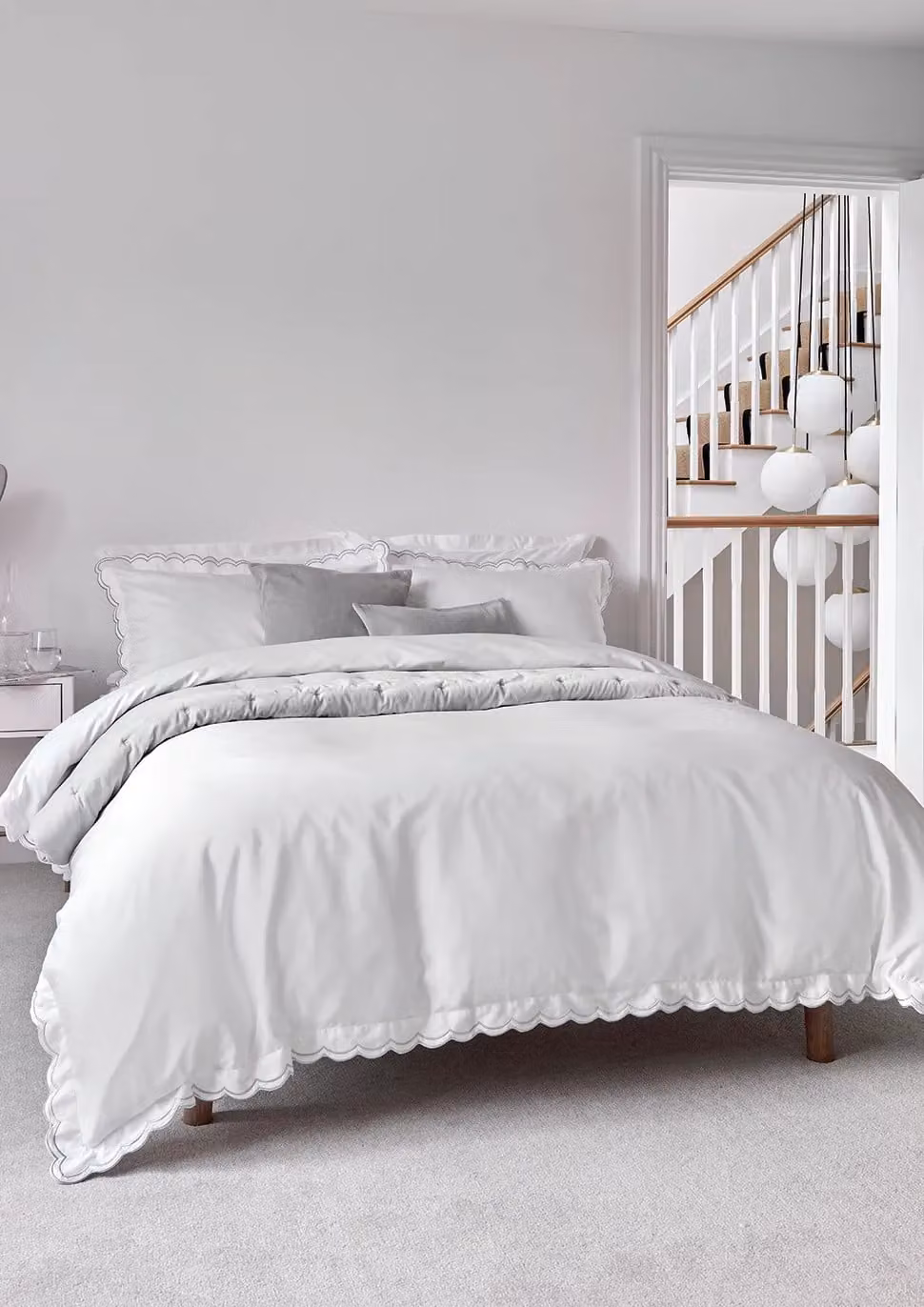 Christy Scallop Edge Cotton Mako Satin Duvet Cover and Pillowcase Set in Silver Grey, W/D/H: 200 x 200 cm and 50 x 75 cm – 1