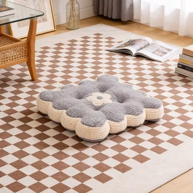 Livingandhome Flower-Shaped Plush Chair Cushion in Grey