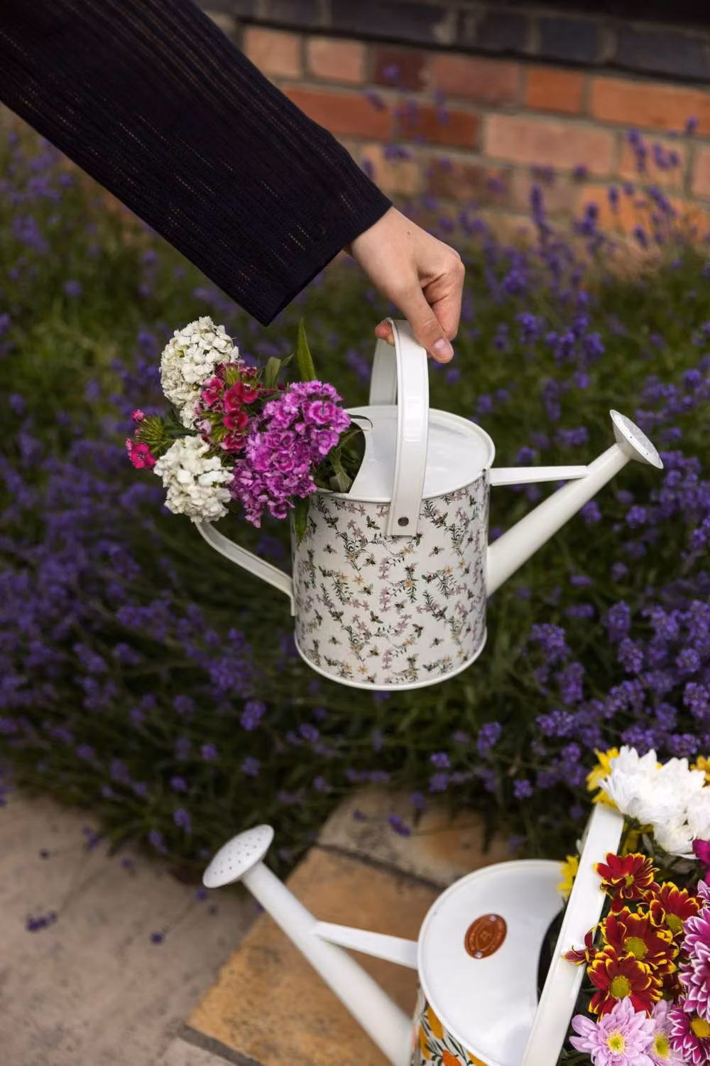 The British Gardening Company Sketchy Bees Metal Watering Can, 3 Litre, Multicolour and White – 3