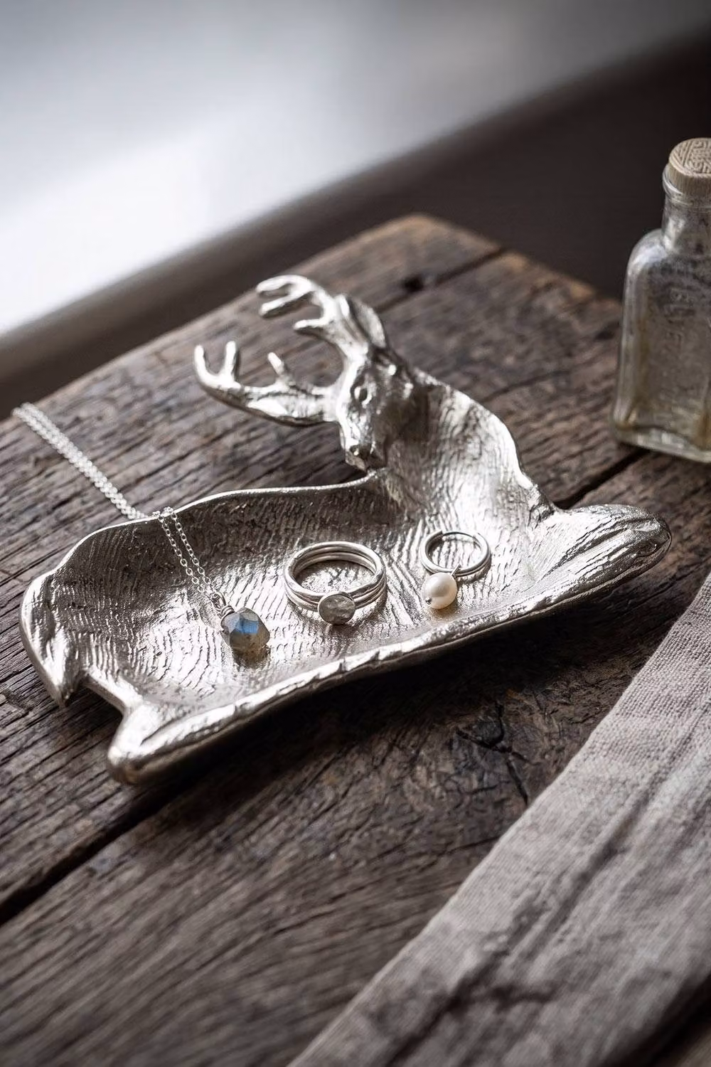 Homescapes Silver Metal Reindeer Decorative Tray and Christmas Table Centrepiece Bowl – 2