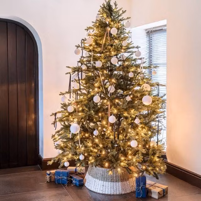 Ivyline Seagrass Round Foldable Diamond Wicker Christmas Tree Skirt in Light Brown, Diameter: 70 cm