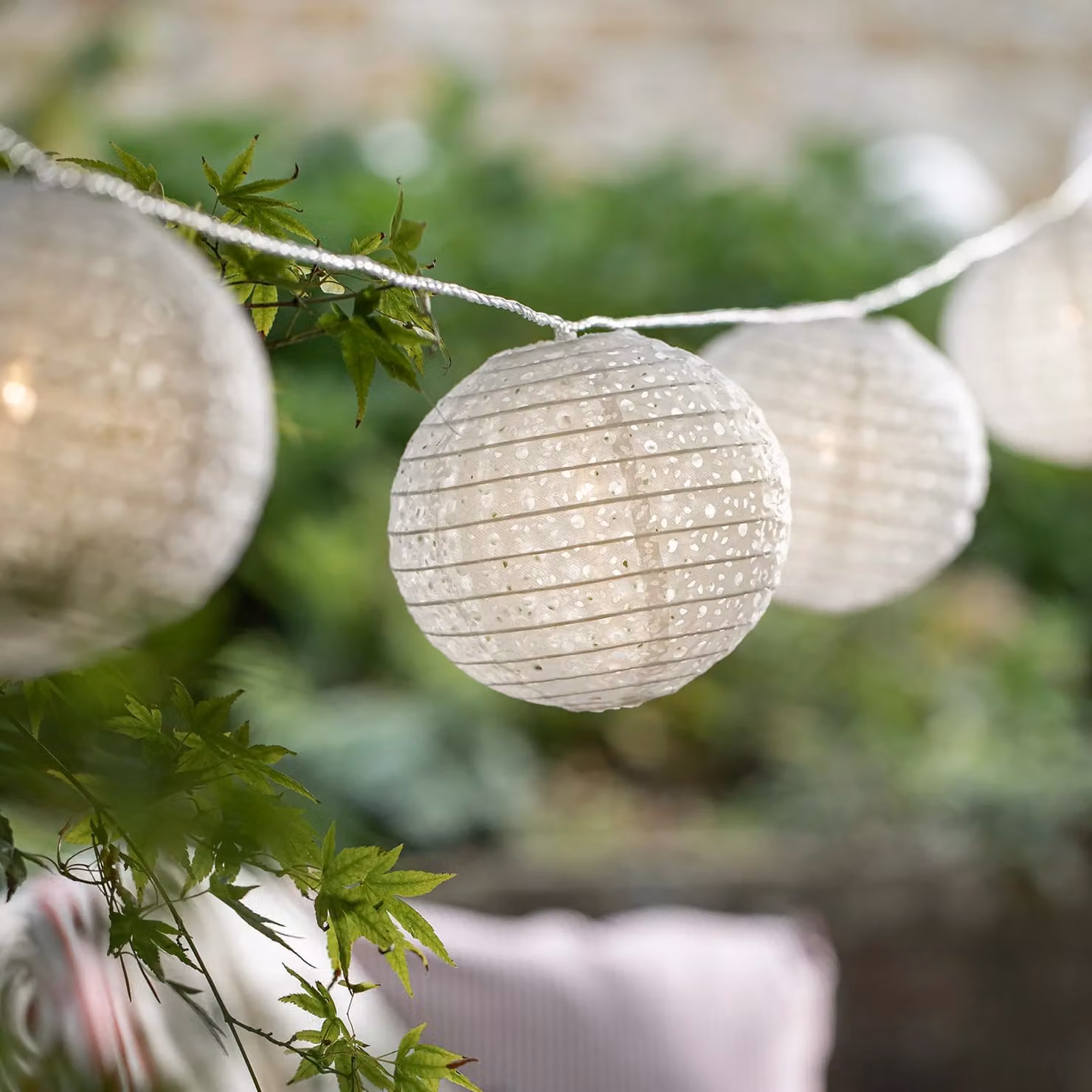 Lights4fun 4m Connectable Weather-Resistant Warm White LED Cut Out Lantern String Lights with Remote Control and Timer in Beige and White