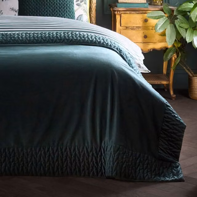 Laurence Llewelyn-Bowen Siena Quilted Reversible Velvet Bedspread in Bottle Green, W: 150 cm, L: 220 cm – 1