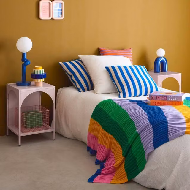 sweeek Set of 2 Industrial Style Metal Bedside Tables in Pink, W/D/H: 35 x 35 x 51 cm – 1