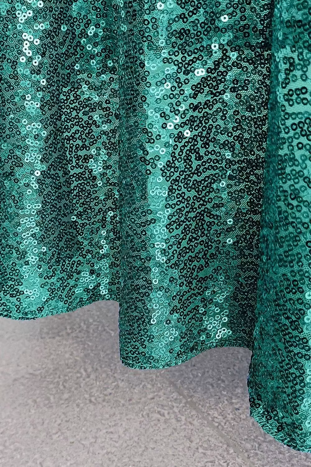 Neel Blue Round Sequin Tablecloth in Emerald Green, Diameter: 304.8 cm – 1