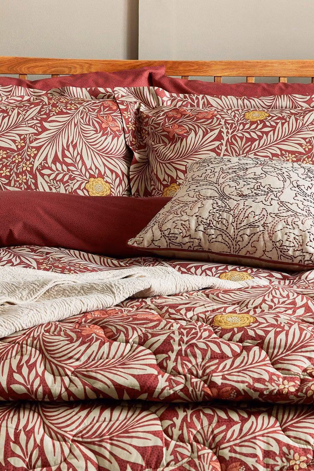 Morris & Co Larkspur Red Cotton Percale Duvet Cover and Pillowcase Set, W/D/H: 140 x 200 cm – 2