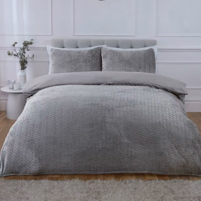 Rapport Home Reversible Chevron Faux Teddy Polyester Fleece Duvet Cover and Pillowcase Set in Silver, Grey and Blue, W/D/H: 230 x 220 x 50 x 75 cm