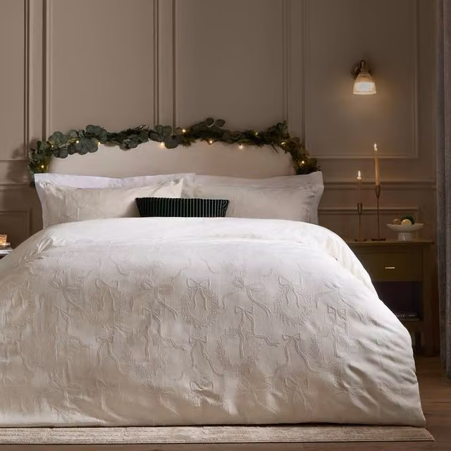 Paoletti Winter Wreath Jacquard Duvet Cover Set in White, W: 200 cm x H: 200 cm