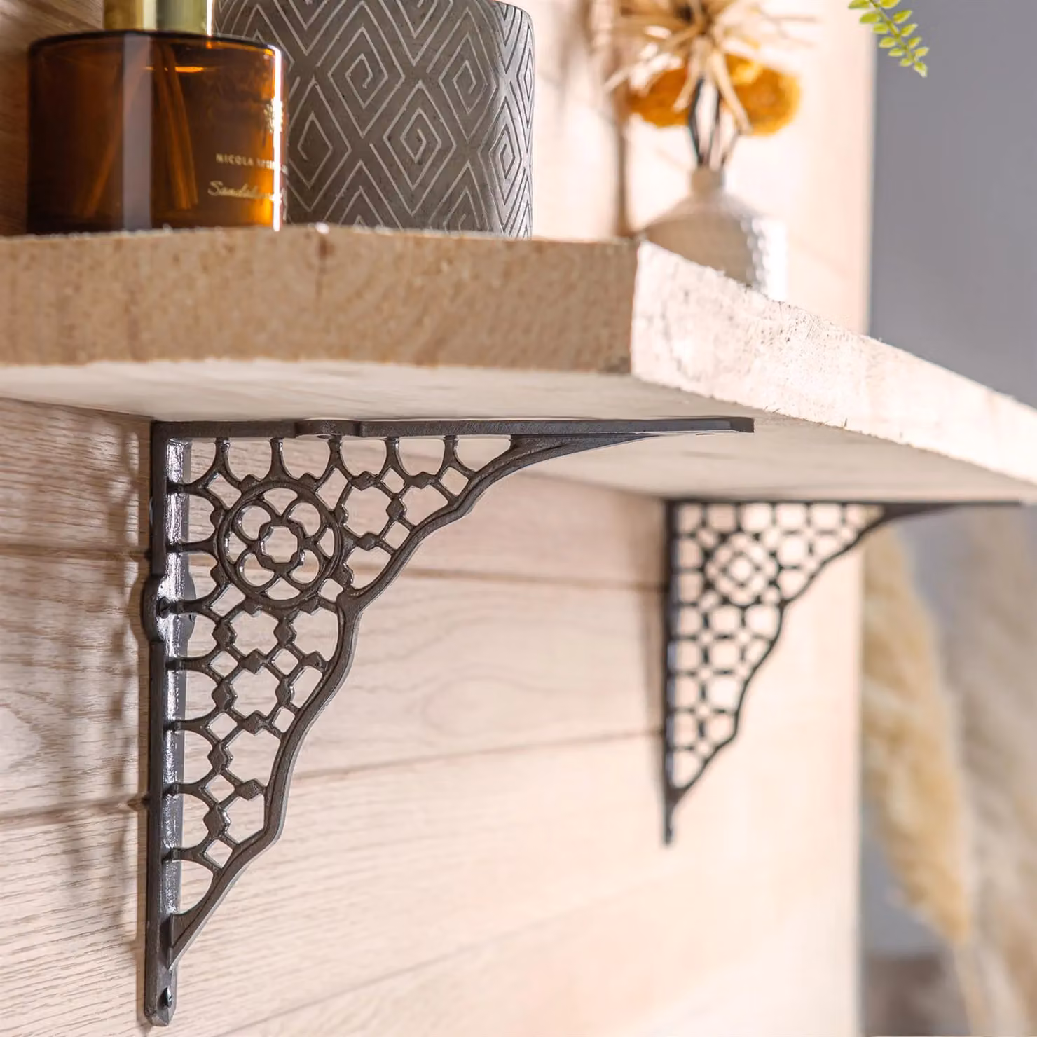 Hammer and Tongs Honeycomb Iron Shelf Bracket in Matt Black, Diameter: 20.5 cm – 4