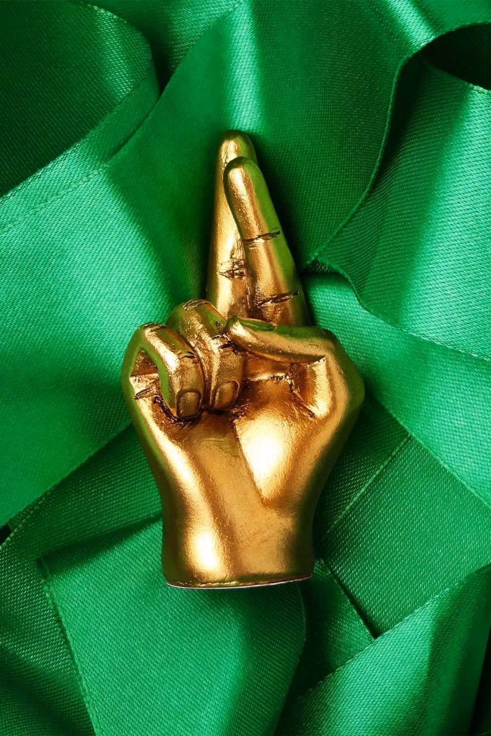 Suck UK Golden Fingers Crossed Good Luck Charm in Gold Metal – 5