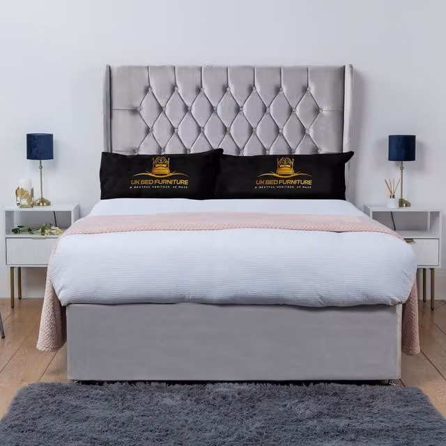 UK Bed Furniture Mary Winged Divan Bed Base with 54 Inch Buttoned Headboard in Silver Velvet, W/D/H: 90 x 200 cm