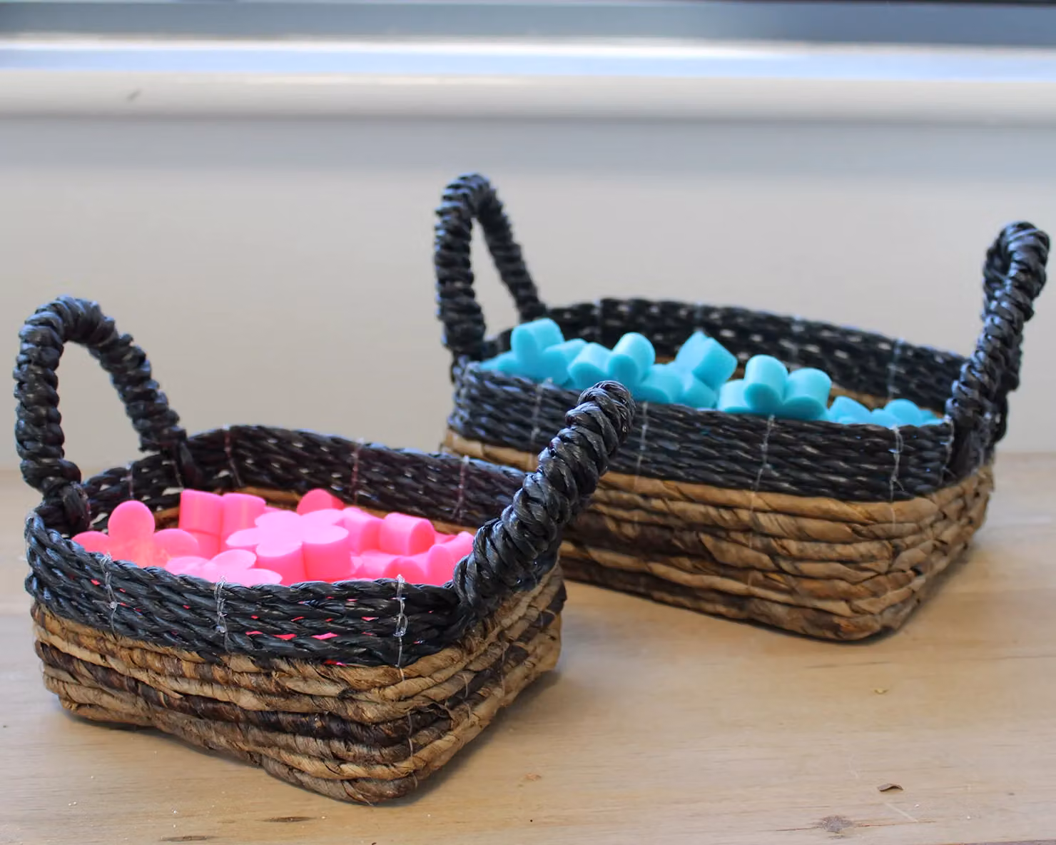 KDMD Set of 3 Banana Leaf and Hitam Raffia Square Open Weave Seagrass Baskets in Black and Multicolour – 4