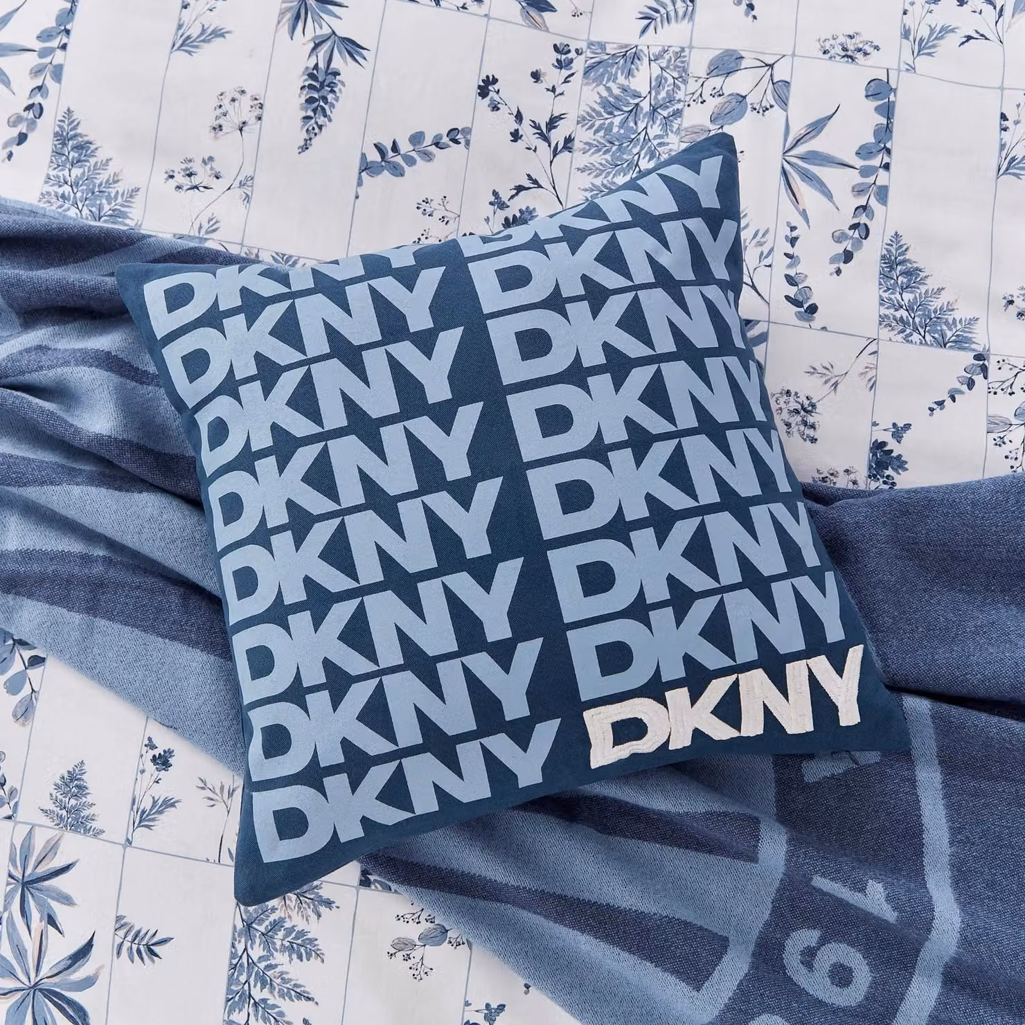 DKNY Blue Cotton Logo Square Cushion, W/D/H: 45 x 45 x 45 cm – 3