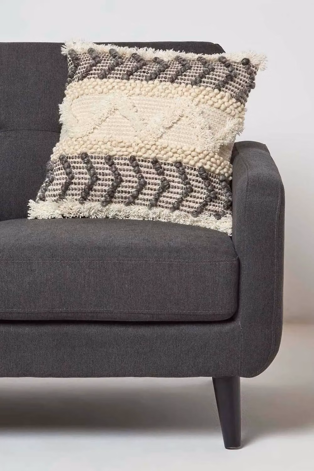 Homescapes Handwoven Tufted Kilim Cushion in Grey and Beige, W/D/H: 45 x 45 x 45 cm – 2