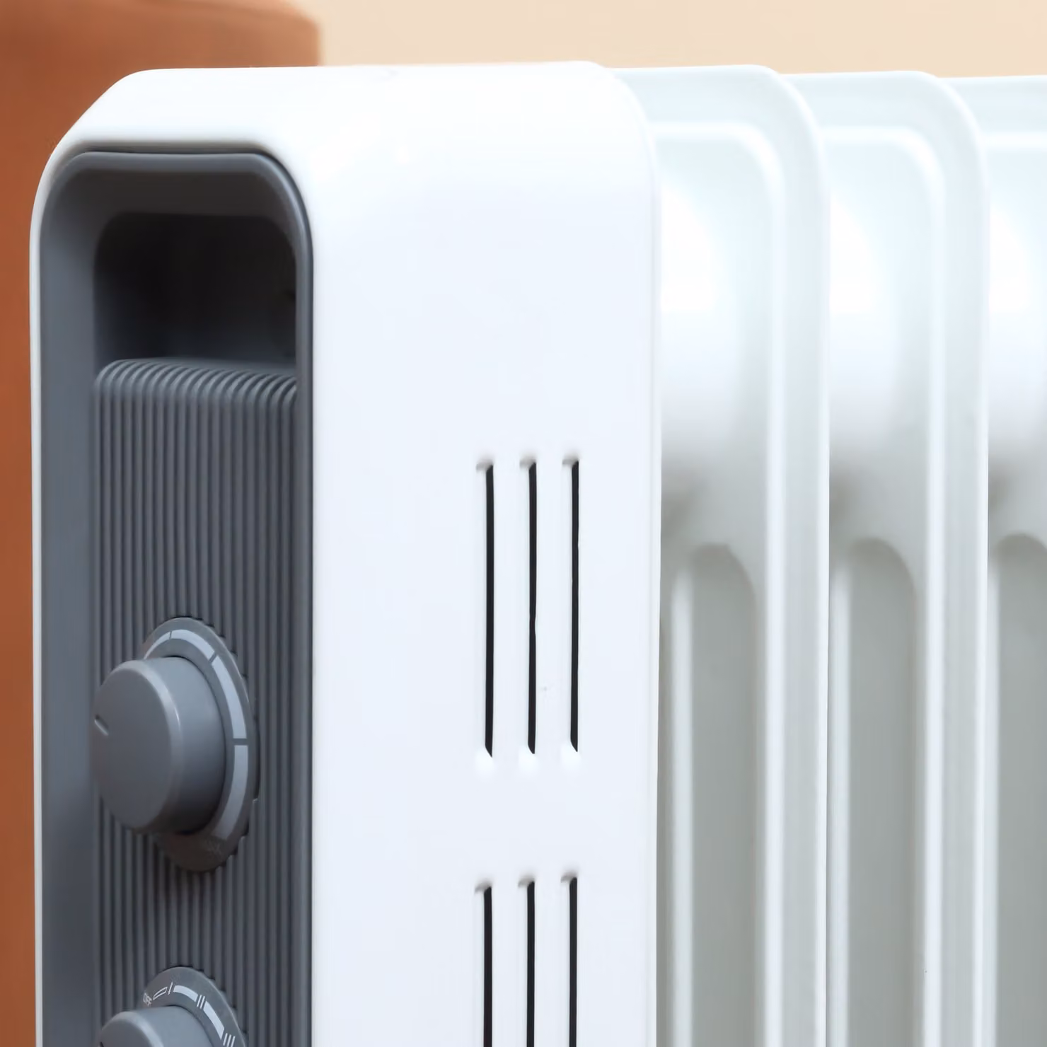 HOMCOM 1500W White Oil Filled Radiator, Portable Freestanding Electric Heater with Adjustable Thermostat and Safety Protection – 5