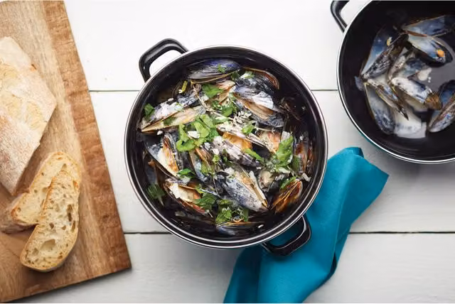 KitchenCraft World of Flavours Mediterranean Large Mussels Pot, Black Enamel and Steel