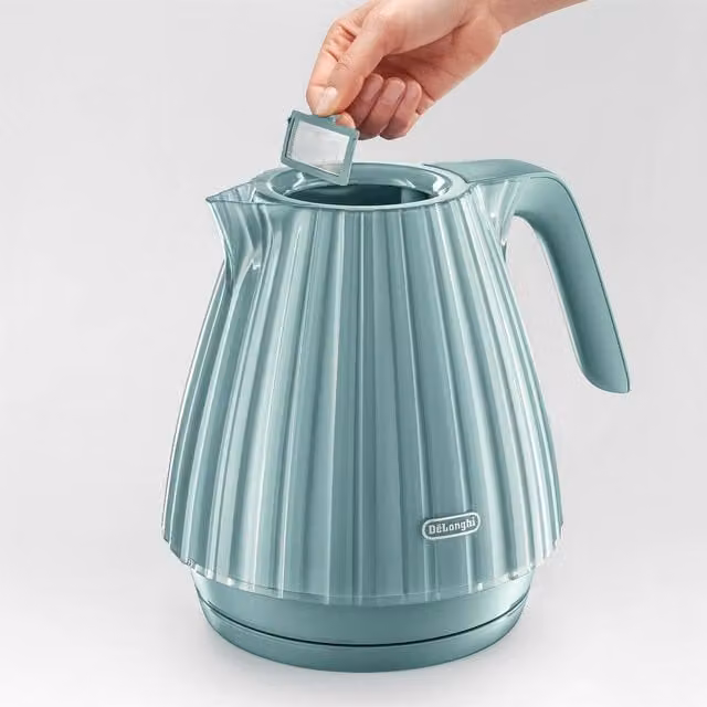 De'Longhi Ballerina Glass Kettle in Green with Auto Shut-Off