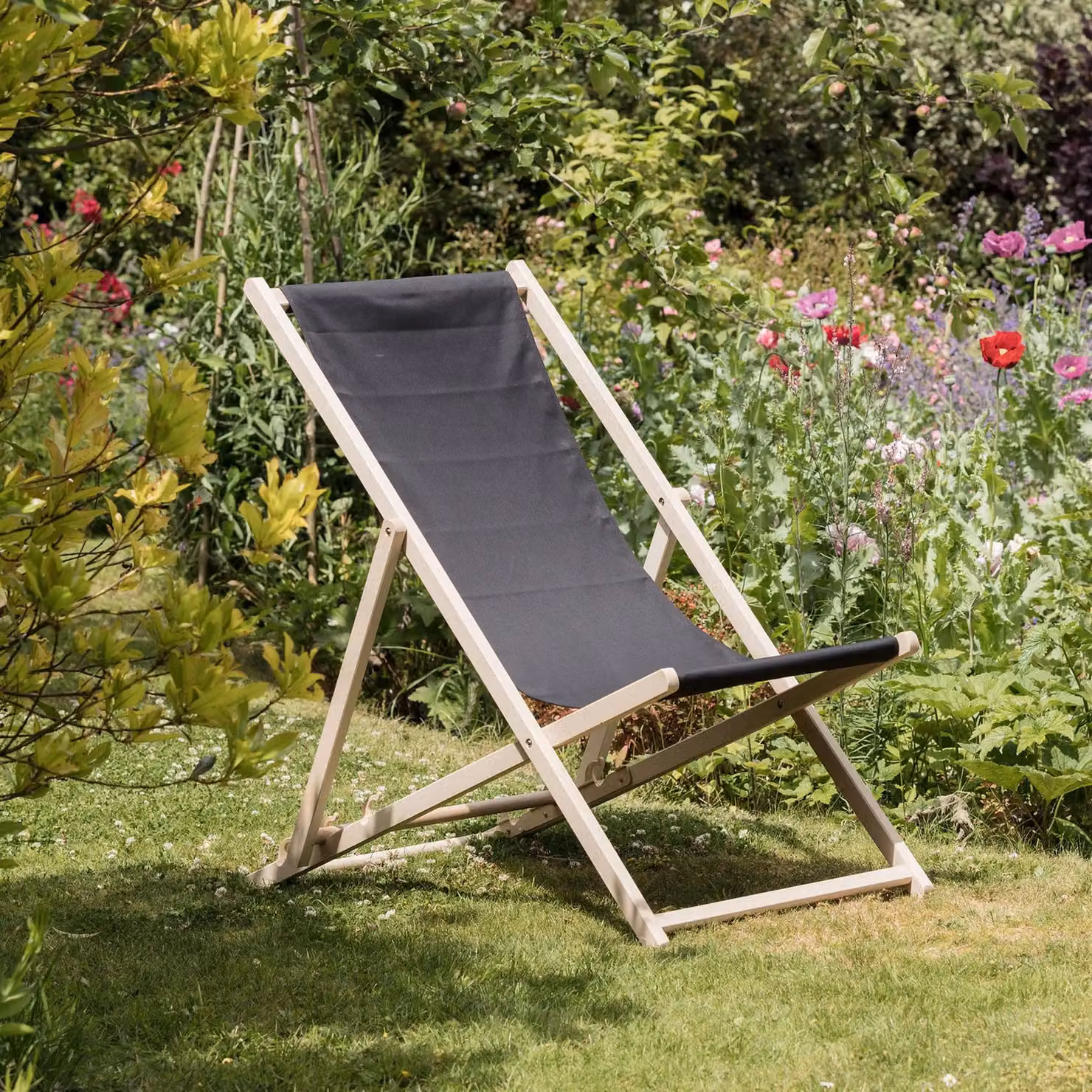 Harbour Housewares Folding Wooden Deck Chairs in Black, Pack of 2 – 3