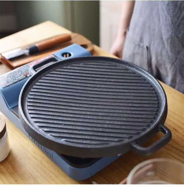 Living and Home Pre-Seasoned Double-sided Round Cast Iron Grill Pan, Black, Diameter: 32.5 cm