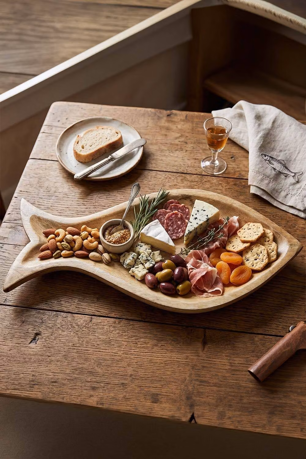 Homescapes Coastal Fish Shaped Mango Wood Serving Board in Brown – 2