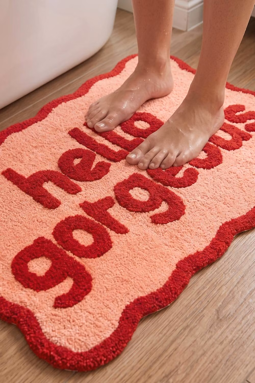 Mooky Mats Hello Gorgeous Scalloped Bath Mat in Red and Pink – 2