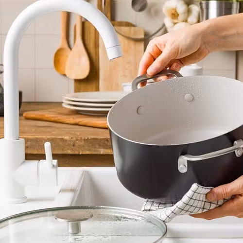 KitchenAid Aluminium Ceramic Non-Stick Casserole Dish with Glass Lid, Black, 20 cm, 3.11 l – 6
