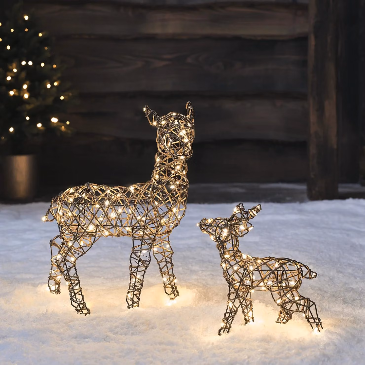 Lights4fun Mini Studley Doe and Fawn LED Light Up Reindeer Duo in White and Gold, H 45 cm x W 35 cm x D 25 cm