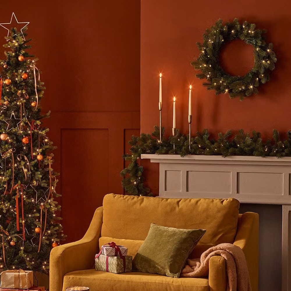 Noma Highgrove Spruce Pre Lit LED Wreath in Green with Warm White Lights, Diameter: 61 cm