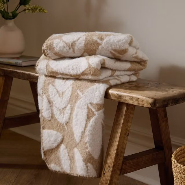 Wylder Nature Hazel Woven Floral Throw in Beige, W/D: 130 x 180 cm – 1