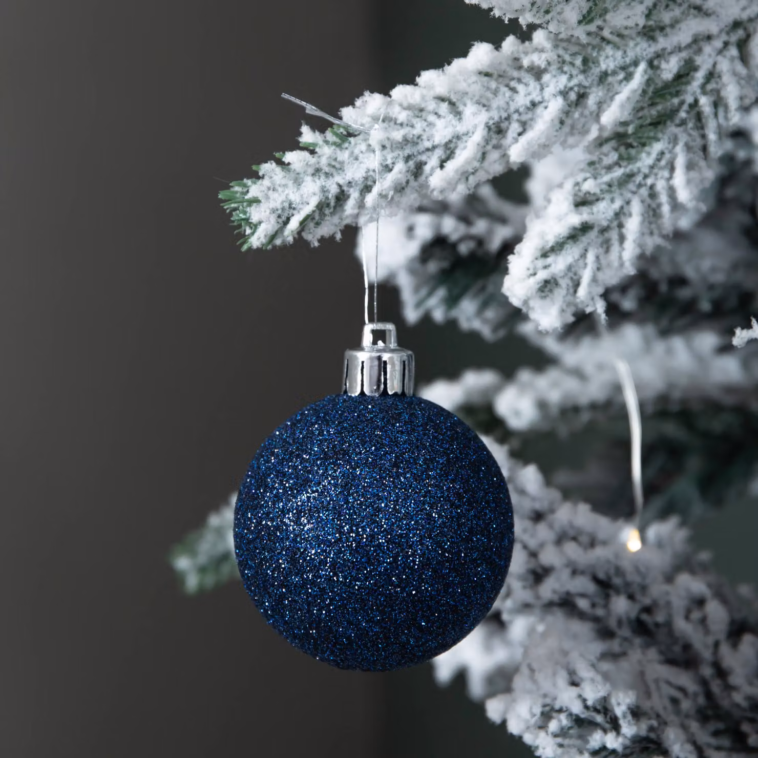 Samuel Alexander Set of 24 Shatterproof Round Christmas Tree Baubles in Midnight Blue and Silver, Diameter: 6 cm – 3