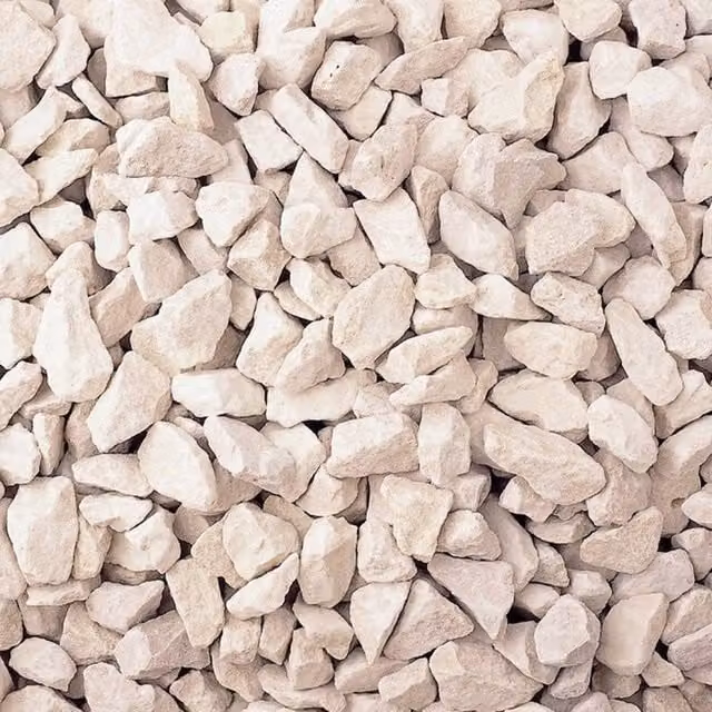 Buttercup Farm Cotswold Stone Decorative Chippings Premium Gravel Aggregate Bulk Bag 850 kg in Cream and Beige