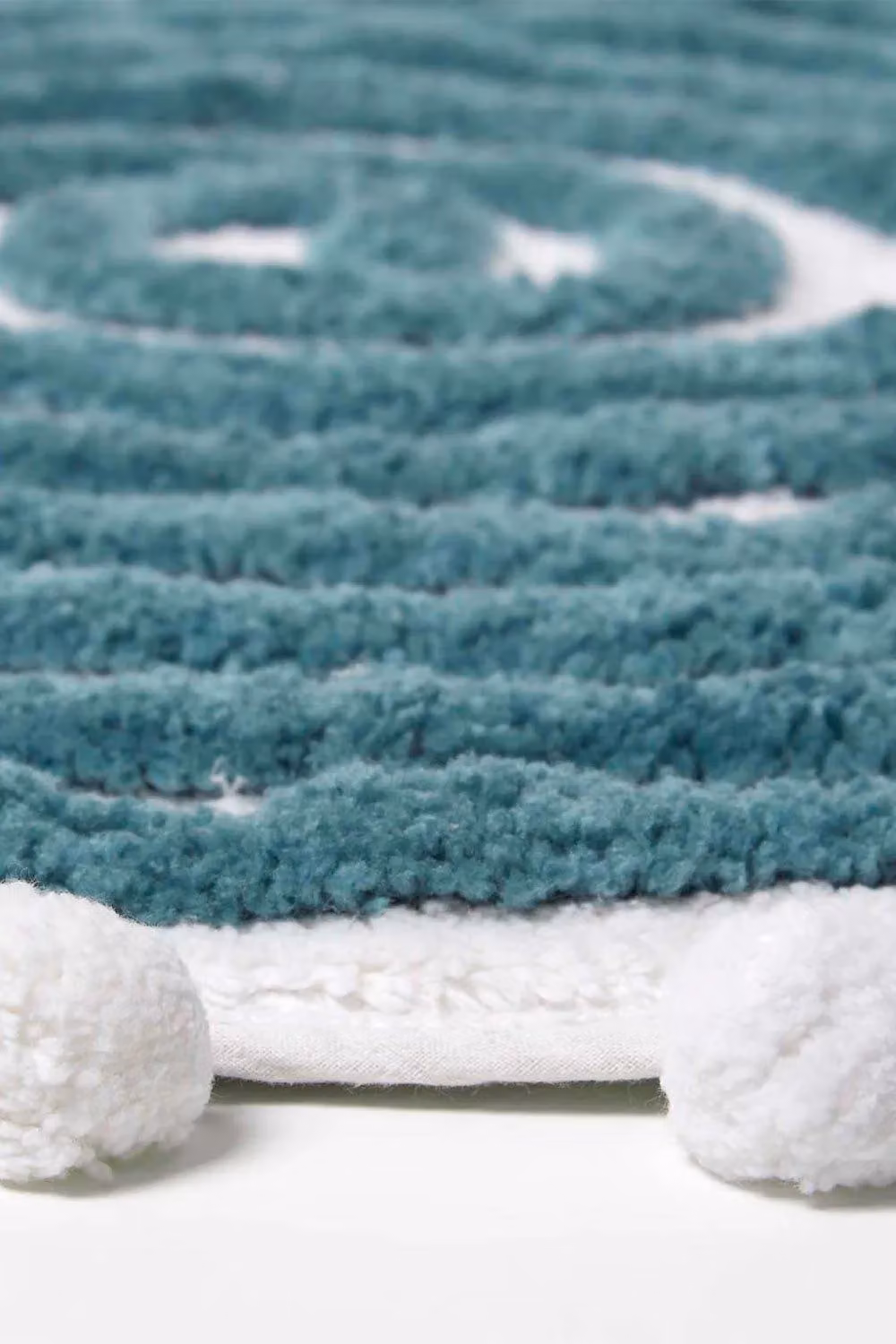 Homescapes Round Spiral Bath Mat in Blue and White with Pom Pom Edges, Diameter: 60 cm – 3