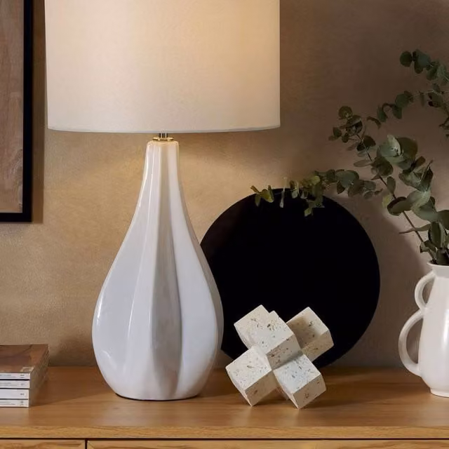 Wyld and Coco Teardrop Porcelain Table Lamp with White Faux Silk Drum Shade and Gold Brass Details, Height: 60 cm – 1