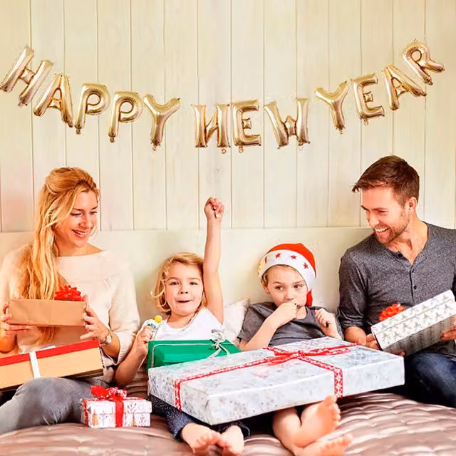 Livingandhome Happy New Year Gold Foil Letter Balloon Set