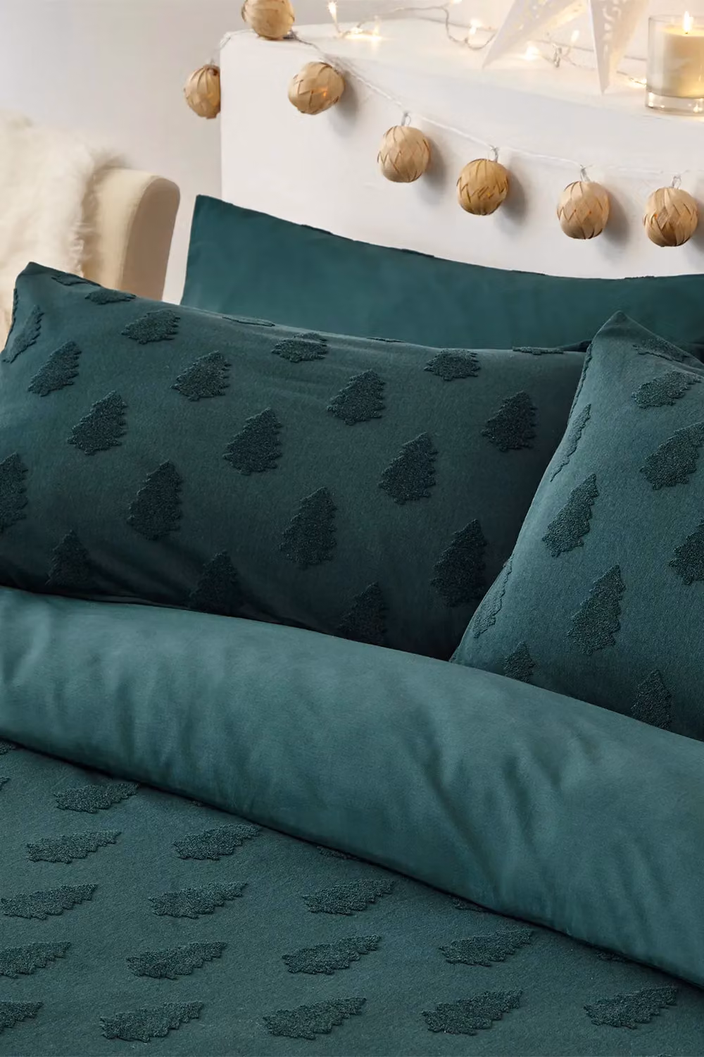 The Linen Yard Tufted Tree Festive 100% Cotton Percale Duvet Cover Set in Green, W/D/H: 220 x 200 x 260 cm – 2