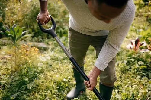 Fiskars Ergonomic Angled Garden Spade Fork in Grey and Black, Length: 132 cm – 3