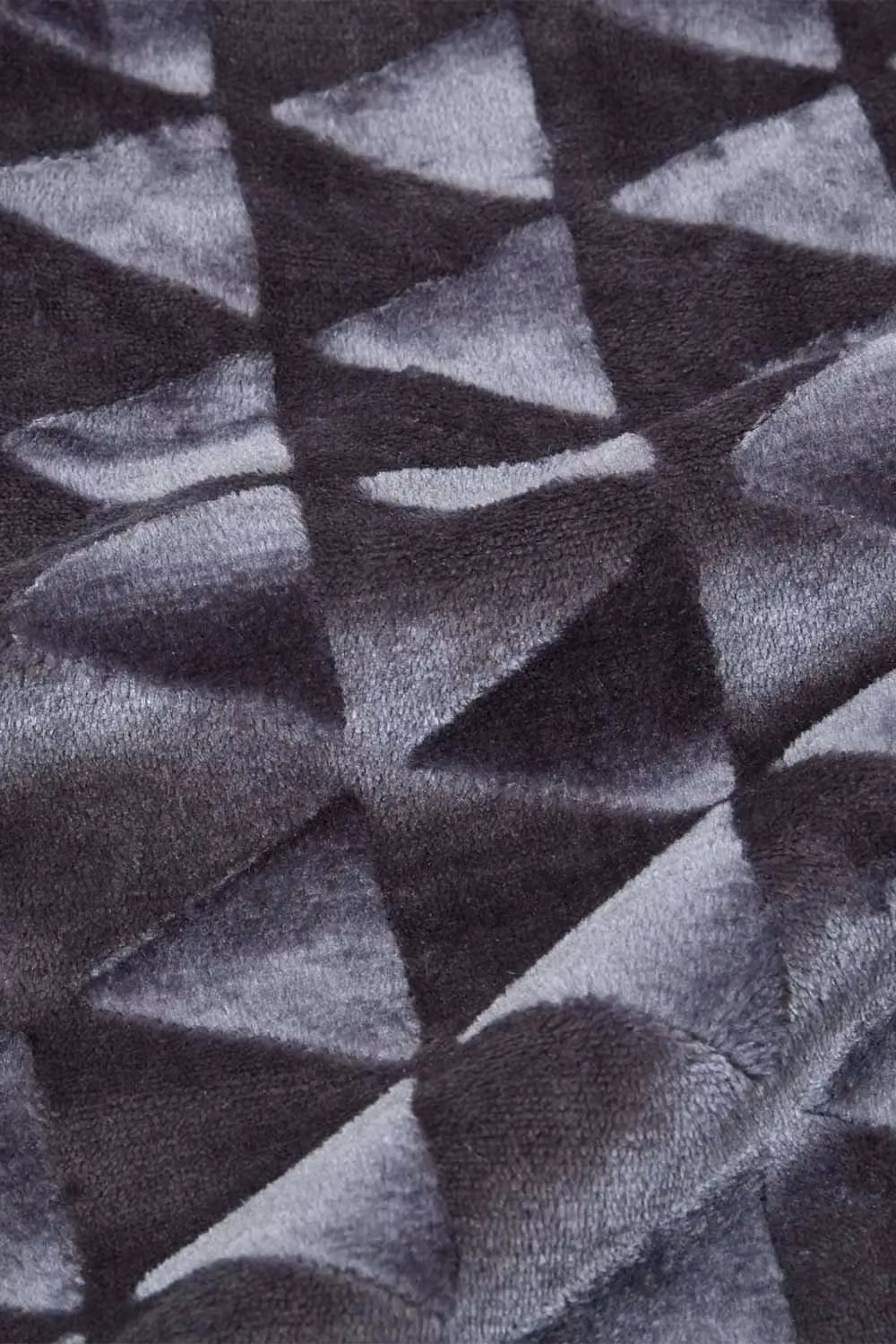 Homescapes Geometric Triangle Fleece Throw in Grey, Purple and Beige, W/D/H: 200 x 230 cm – 3