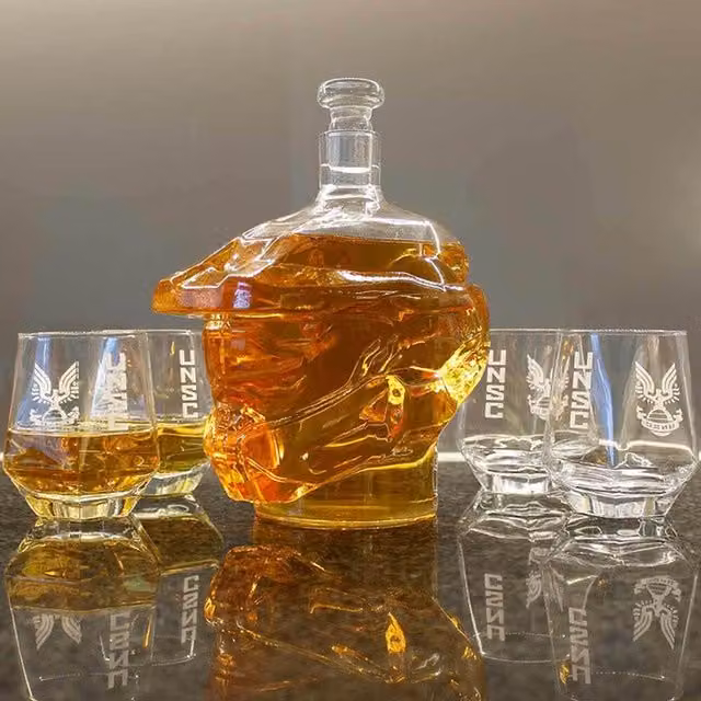 Halo Infinite Master Chief Helmet Decanter Set with 4 Glasses, 0.75 l, White and Transparent