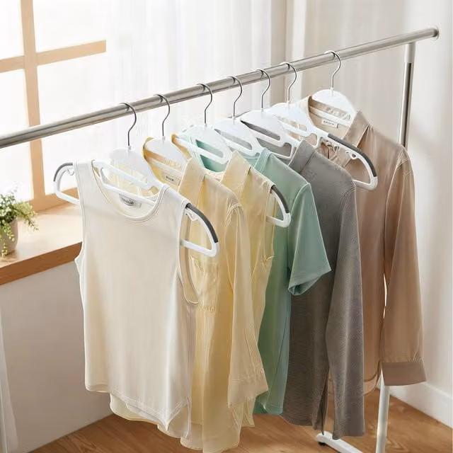 SONGMICS Non-Slip Plastic Coat Hangers with Swivel Hook and Bar, White