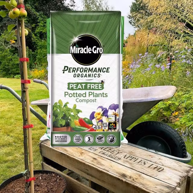Miracle Gro Organic Peat Free Potting Soil for Ornamental and Vegetable Gardens, 10 l