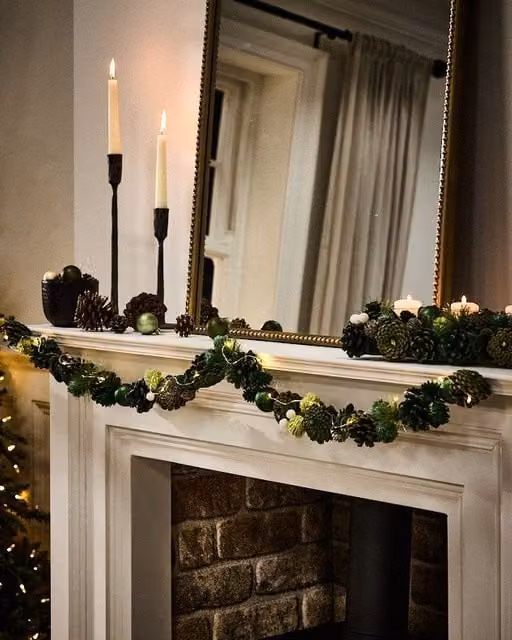 Dibor Woodland Green Christmas Tabletop Garland with Multicolour Baubles and Foliage, Length: 1.2 m