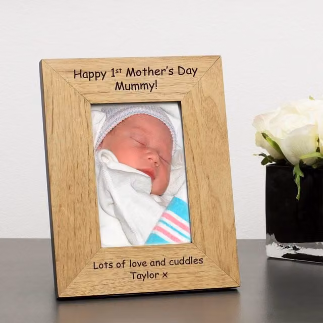 Uniqueful Personalised Happy 1st Mother's Day Gift for Mum, Brown Wood Tabletop Frame, W: 15 cm, H: 10 cm