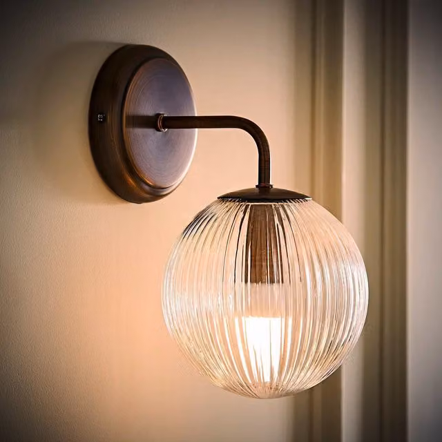 ValueLights Kempton Single Arm Wall Light with Ribbed Glass Sphere Shade in Brushed Brass – 1